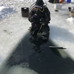 水中に待機し、セイフティとして見守るスキューバダイバーさん